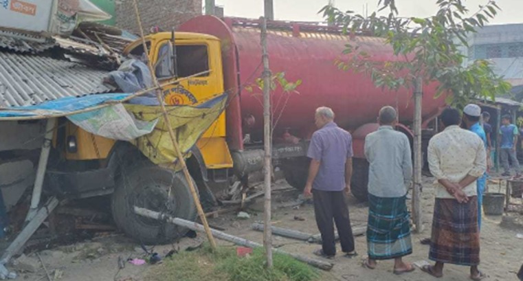 দিনাজপুরে চায়ের দোকানে ট্যাংক লরি চাপায় ২ জন নিহত হয়েছে