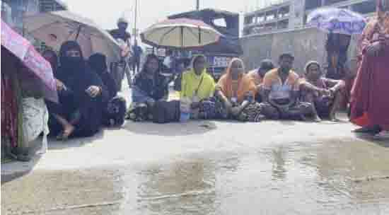 পোশাক কারখানার শ্রমিকদের বিক্ষোভ গাজীপুরে ঢাকা-ময়মনসিংহ মহাসড়ক অবরোধ করে